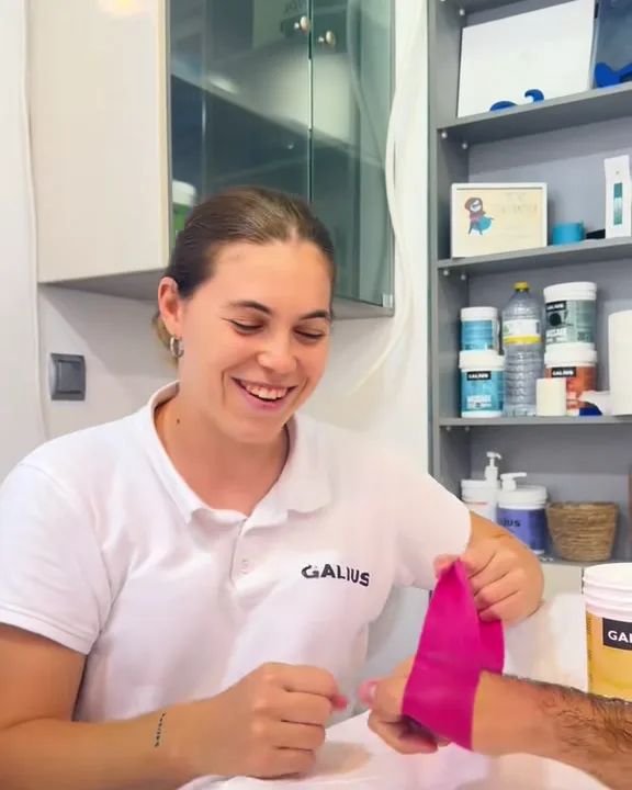 Andrea Jiménez Peñalver sonriendo en su consulta