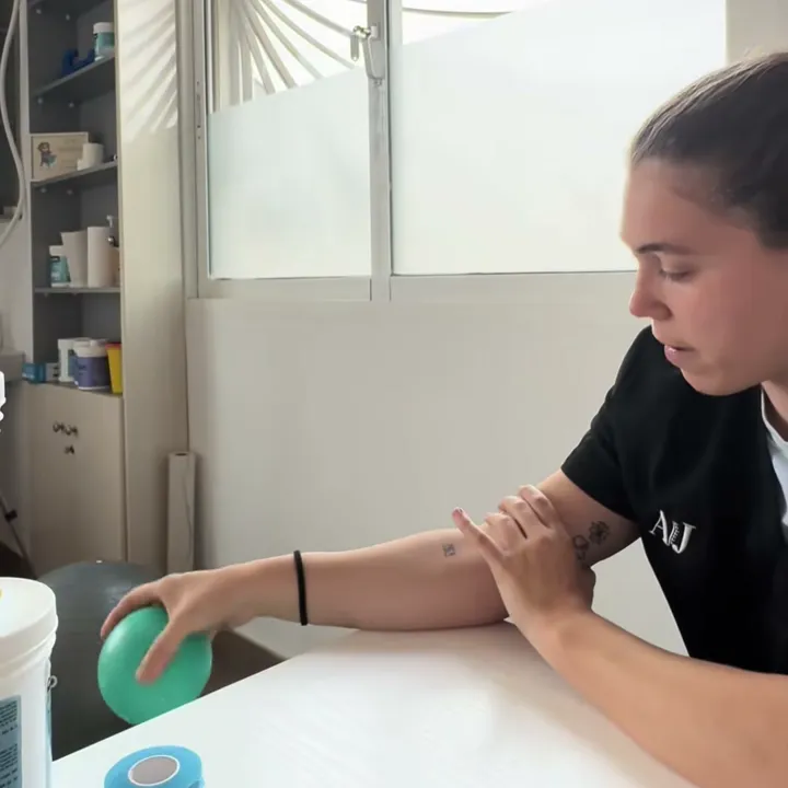 Ejercicio terapéutico con pelota para el codo